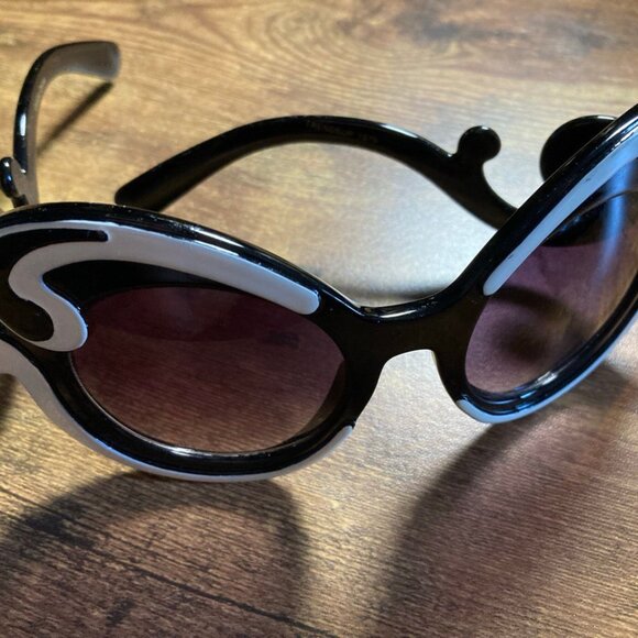 Unbranded Women's Scroll Sunglasses - Black and White - Picture 4 of 6